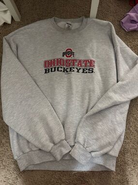 Ohio State Buckeyes Gray Crewneck Sweatshirt. ATTENTION:MAKEUP ON TOP. JUST WASH